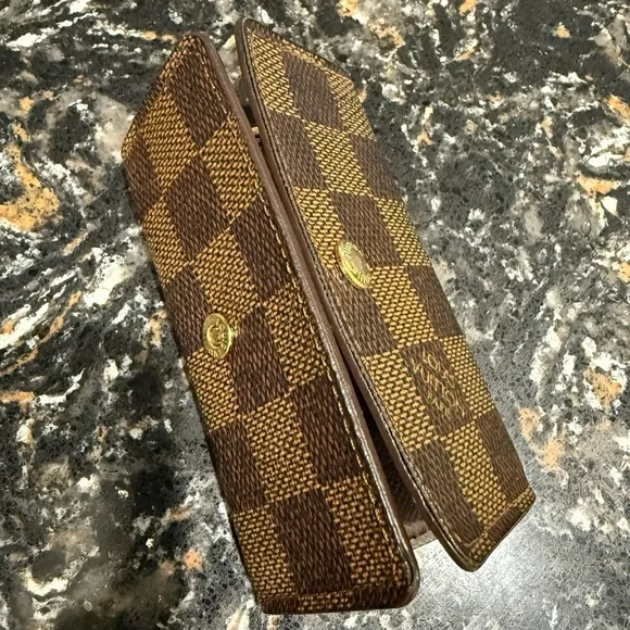 LOUIS VUITTON Damier Keyholder - Picture 2 of 10
